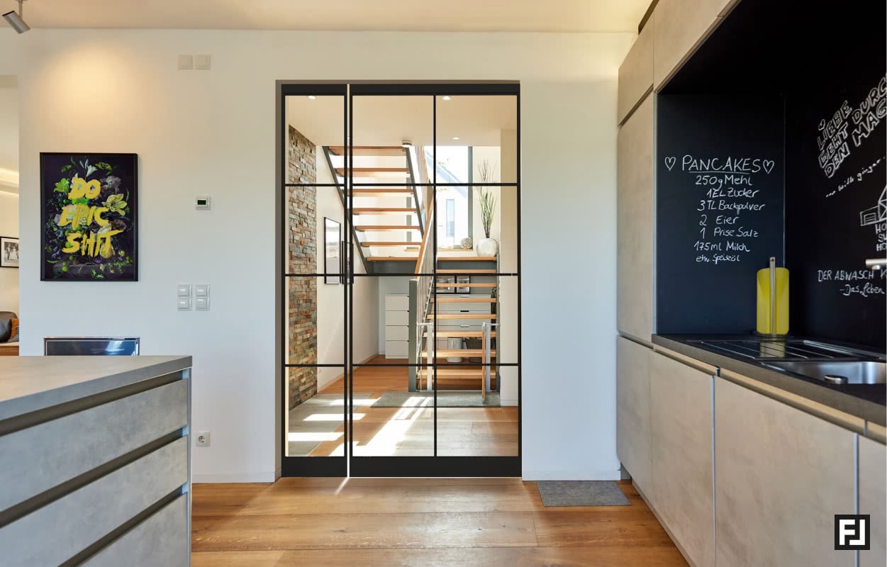 Pivottur klassisch mit festelement 8 plus 4 felder klarglas schwarz ral 9005 matt feinstruktur c griff